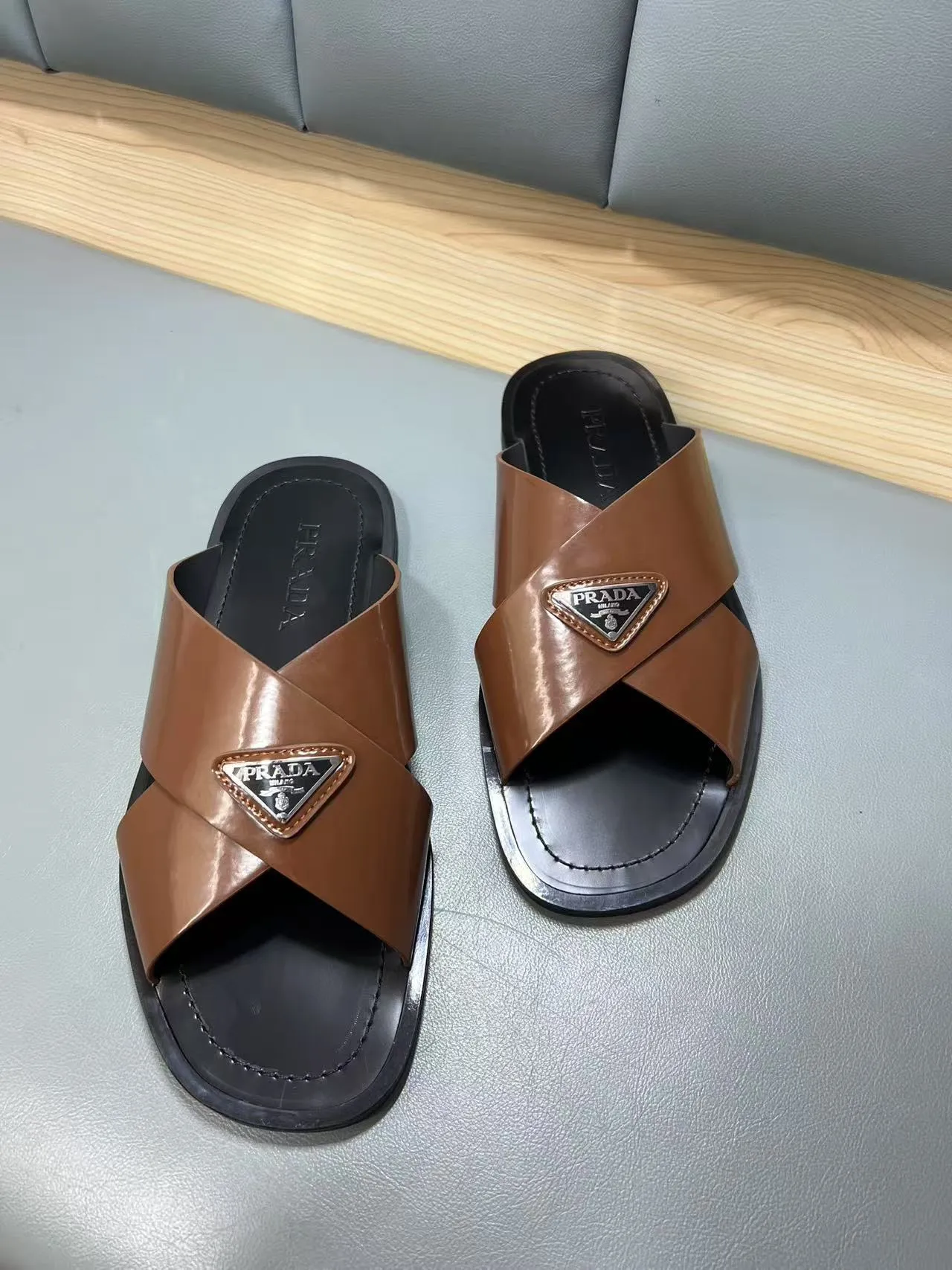 340💰PRADA Prada’s latest slippers are synchronized with the official website. This slipper is made of the brand’s unique and iconic Saffiano leather. The brand logo jumps out from the double straps, and the brand style is clearly visible. Cowhide gives men elegant charm and functional design, making it an ideal choice for vacation and leisure. Size:38-45